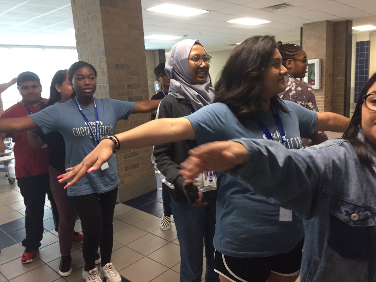 CyCreekChoir's tweet image. Newcomer/Freshman Party! Led by amazing Choir Officers! #creatingmagic! @VSnokhous @Dholdensmith