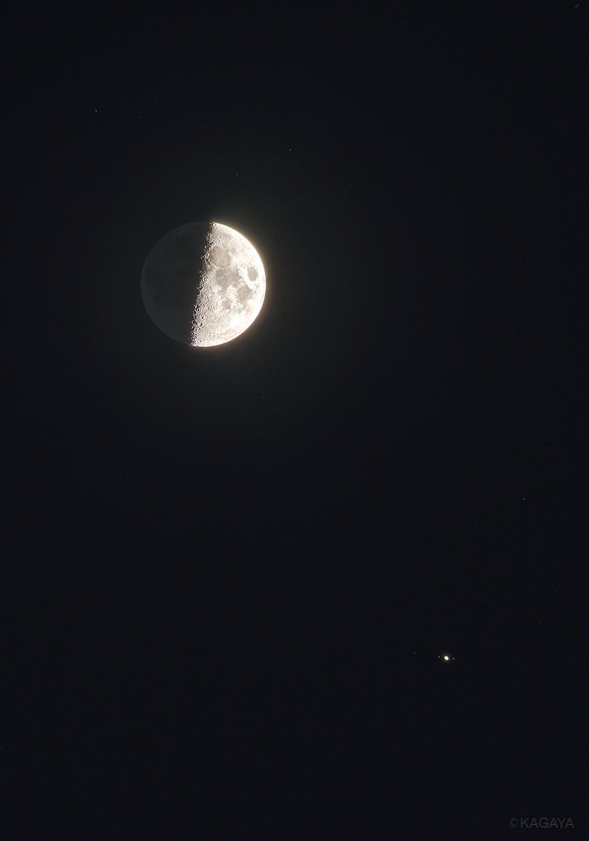 Kagaya 空をご覧ください 南西に上弦の月が輝いています 月の右下に まるで月のしずくのように輝く明るい星は木星です 写真は今望遠鏡を使って撮影したもので 木星の周りの衛星も写っています T Co Lbxe991mtb Twitter