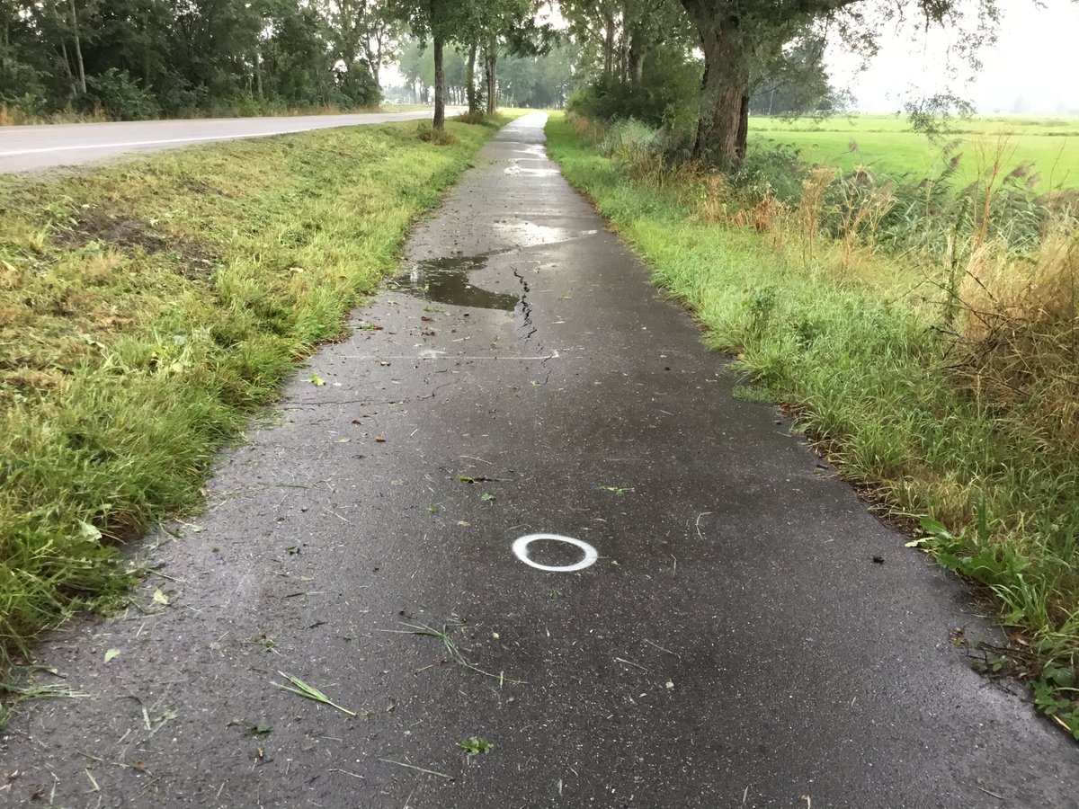 De komende weken gaan we aan de slag het herstellen van schade aan wegen en paden, ontstaan door droogte. Denk aan verzakking van bermen en wegen, waardoor scheuren in het asfalt ontstaan. We herstellen dit omdat we de wegen en paden veilig willen houden. defryskemarren.nl/publicaties/ni…