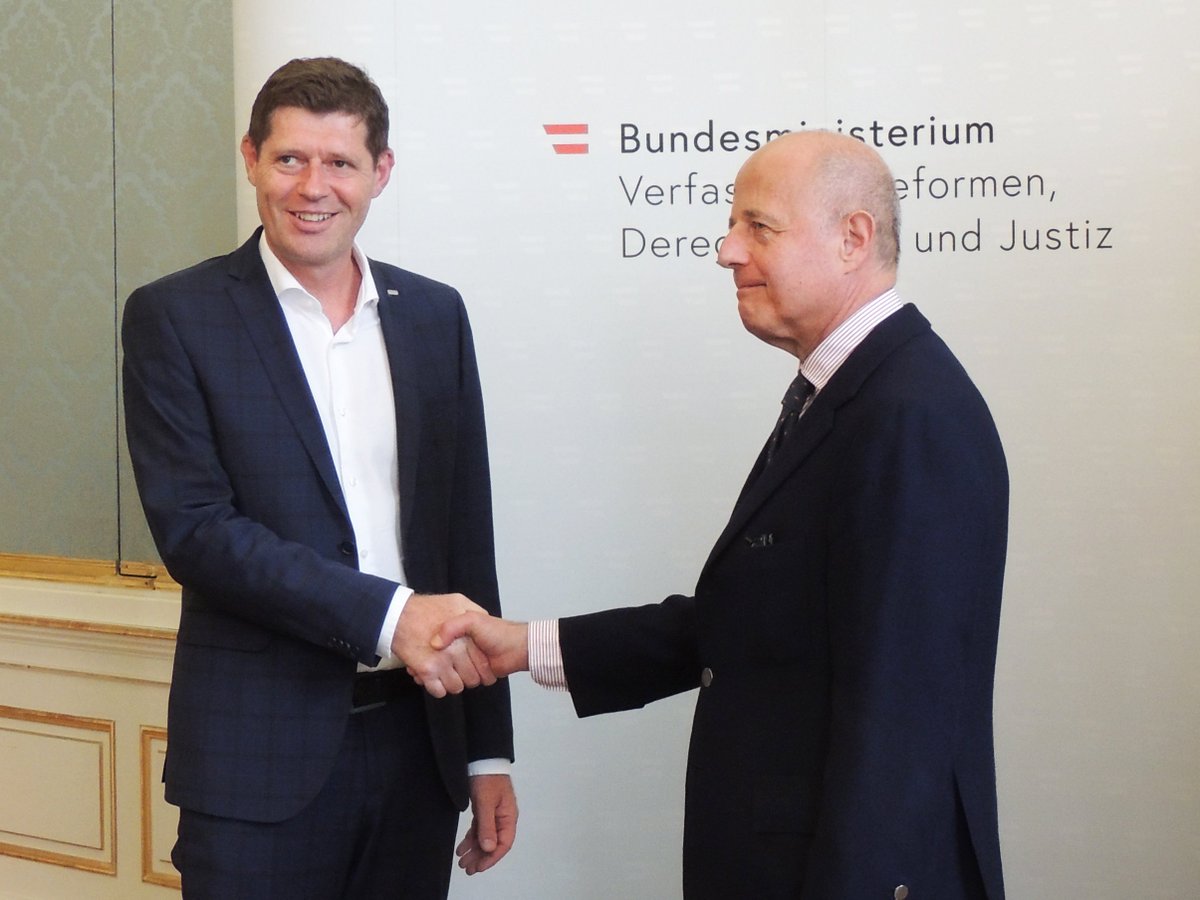 Gemeinsam mit dem BMVRDJ haben wir heute Vormittag unsere Antwort auf Hass im Netz offiziell vorgestellt - das Erfolgsprojekt Dialog statt Hass, das wir gemeinsam ins Leben gerufen haben. Wir freuen uns über das große mediale Interesse! bit.ly/2JLgdG8