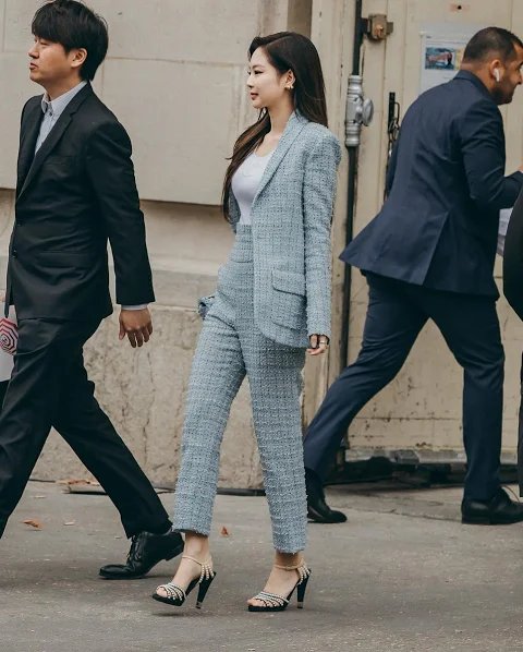 J_daisyrose1621's tweet photo. เจนนี่จะได้ใส่ชุดแนวลุคคุณหนูดูแพงอีกม้ะ คอนเซป Spring Summer ด้วย ตอนปีที่แล้วนี่ชอบมาก ชุดสีฟ้าคือดีงาม ~ ~ ~ 💙 ปีนี้ชาเนลจัดวันที่ 1 ต.ค วันสุดท้ายของงานแฟชั่นวีค
#JENNIE #Ruby_jnk https://t.co/i4EMiFlZtQ