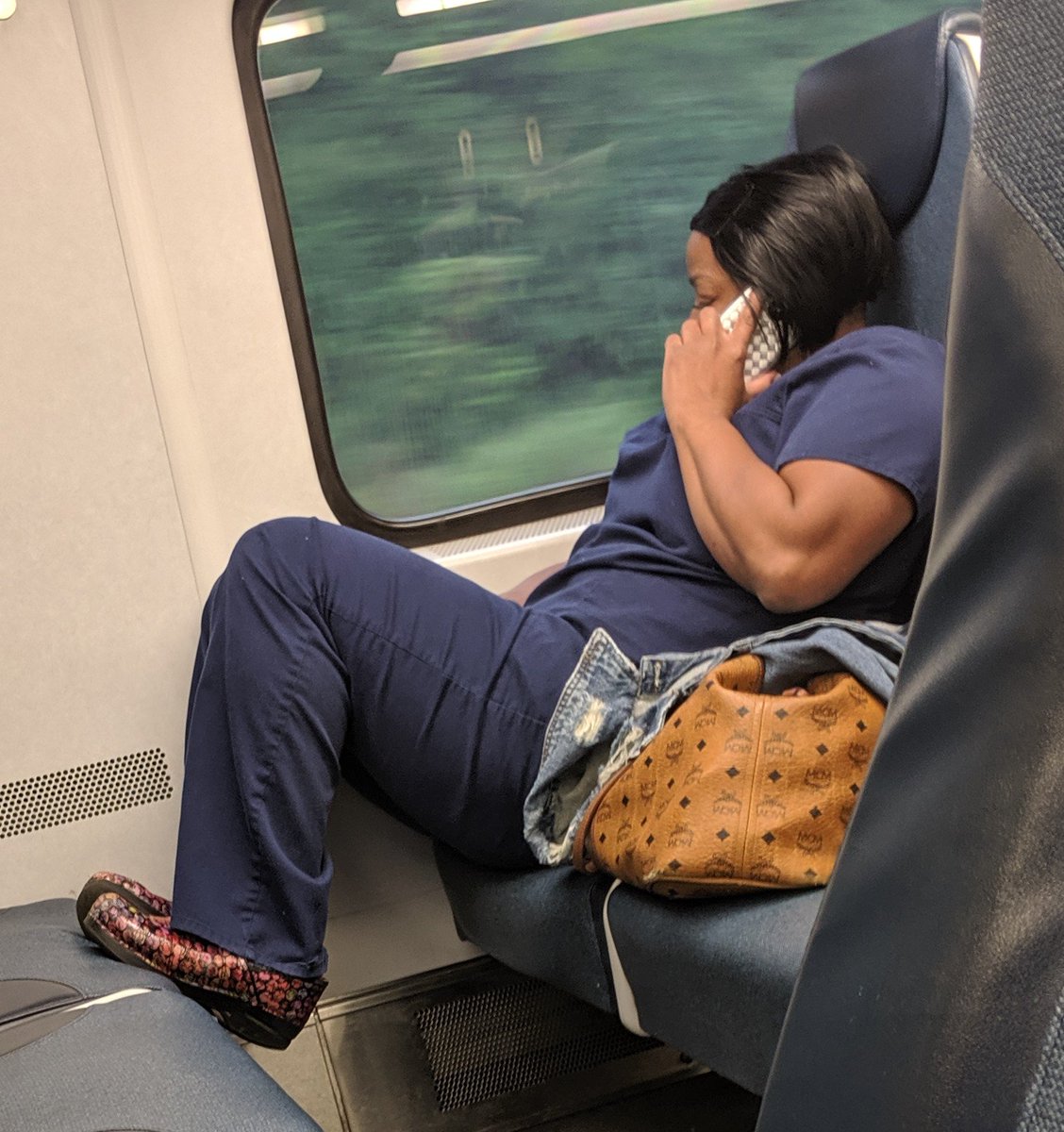 CNJ08540's tweet photo. @njtransit reason 5,397 why we don't need 4 seat config. Now on 3922. #garbagepeopleofNJTransit @NJTrainDelays @FuckNjTransit @SenatorLorettaW @DanielRBenson https://t.co/lbE3T5g0gY