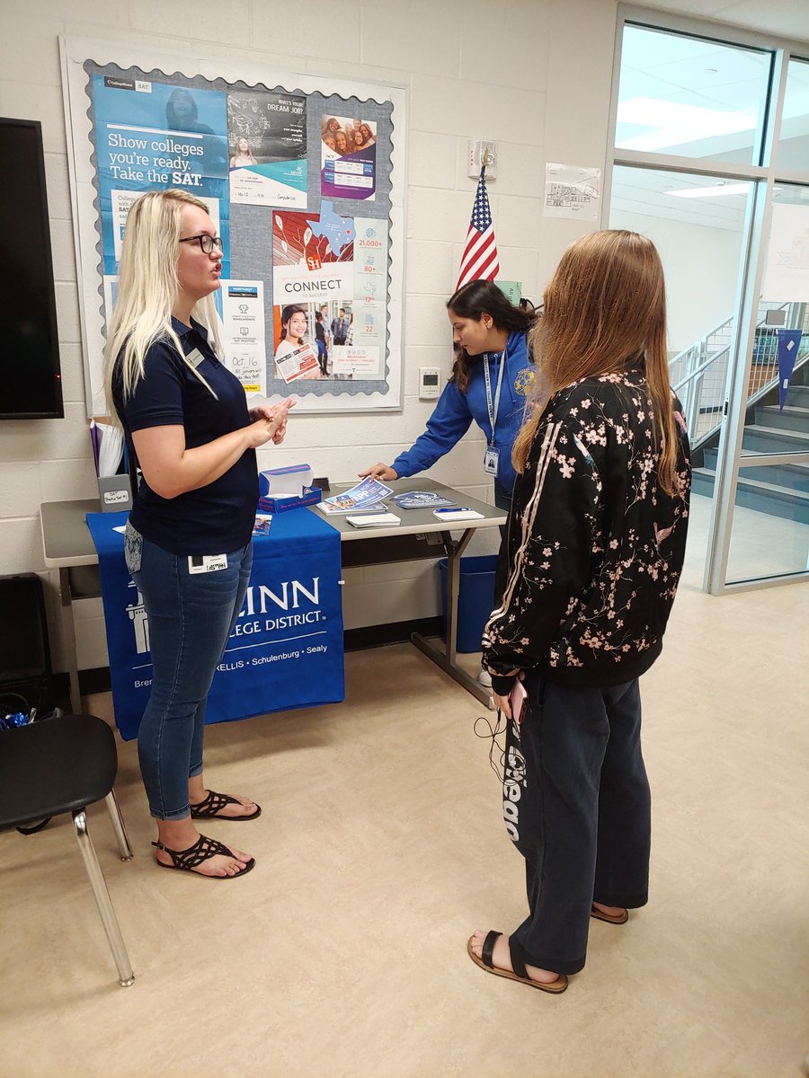 CollegeViewHS3's tweet image. @BlinnCollege  rep Celine Padovani talked college info with the students in the CVHS College and Career Center.  Thanks for coming out!  #Blinnbound #collegebound #CVHSTwolves
