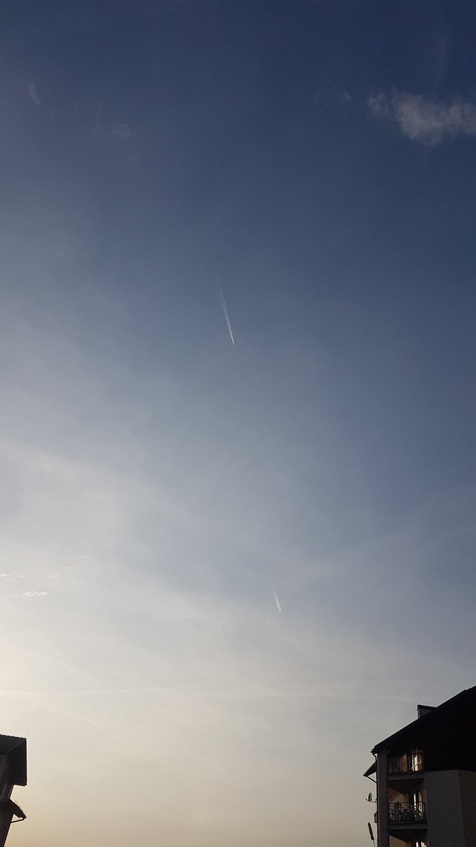 Ciekaw0stki's tweet photo. Na jednym zdjęciu 2 samoloty ( normalne ) na pozostałych sami widzicie, smuga zostaje, kolor inny bo inny kąt zdjęcia. Widzicie roznice czy dalej nie ? 🤔
#Chemitrals https://t.co/gyFBu6liXi