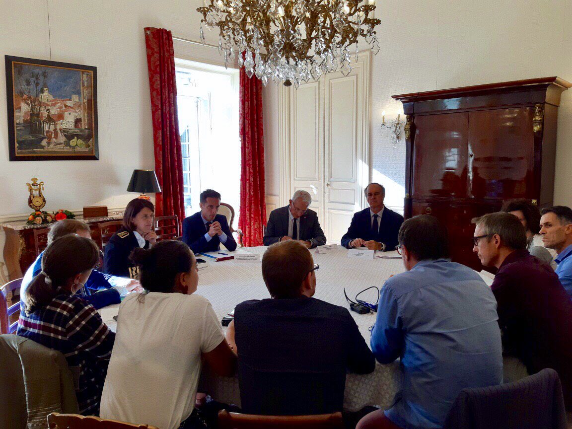 Djebbari_JB's tweet photo. Des paroles aux actes sur la ligne Clermont-Paris avec le financement des 12 trains nouveaux (350M€) et la régénération des voies (760M€).

Merci aux élus, aux usagers et aux acteurs économiques pour ces échanges. Un comité de suivi s’assurera du respect des engagements pris. https://t.co/k7eky4h6rV