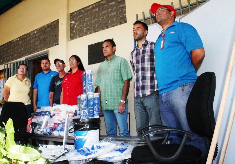 Iroschimajpsuv's tweet photo. #Hoy junto a @LaidelyGriman ,directora de la @ZonaEduTrujillo representantes de @ContactoFede  y @trujillogranmi1 entregamos materiales para reparaciones menores de la U.E. Andres Eloy Blanco en el marco del plan  "Una Gota de Amor para mi Escuela"que desarrolla el @MPPEDUCACION https://t.co/VkTTnDQEEI