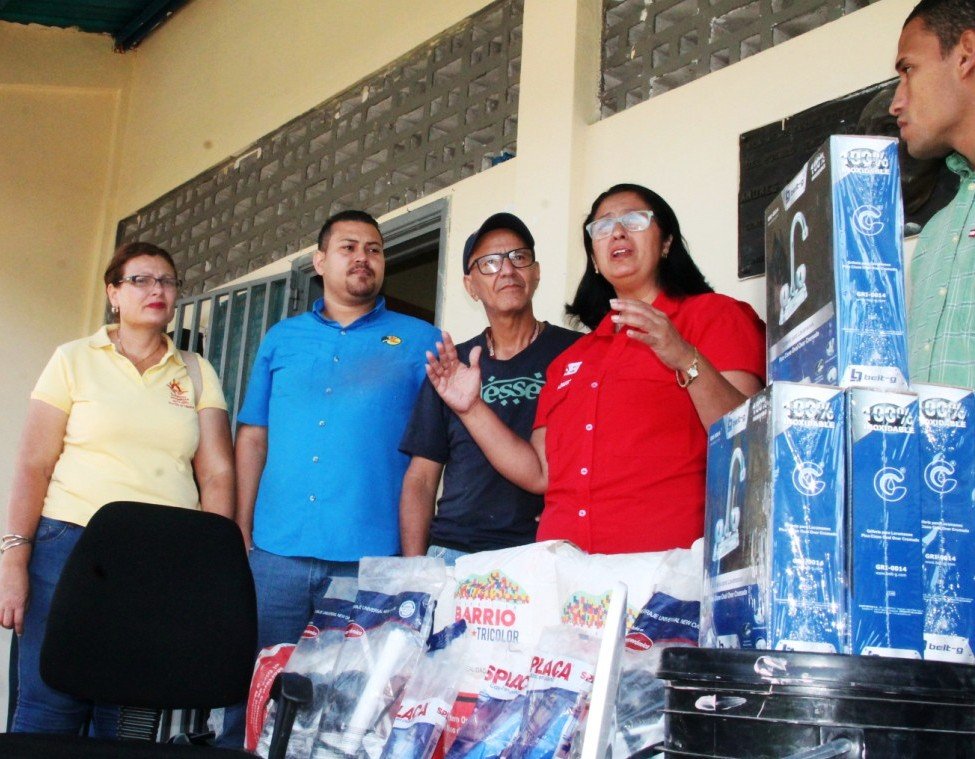 Iroschimajpsuv's tweet photo. #Hoy junto a @LaidelyGriman ,directora de la @ZonaEduTrujillo representantes de @ContactoFede  y @trujillogranmi1 entregamos materiales para reparaciones menores de la U.E. Andres Eloy Blanco en el marco del plan  "Una Gota de Amor para mi Escuela"que desarrolla el @MPPEDUCACION https://t.co/VkTTnDQEEI