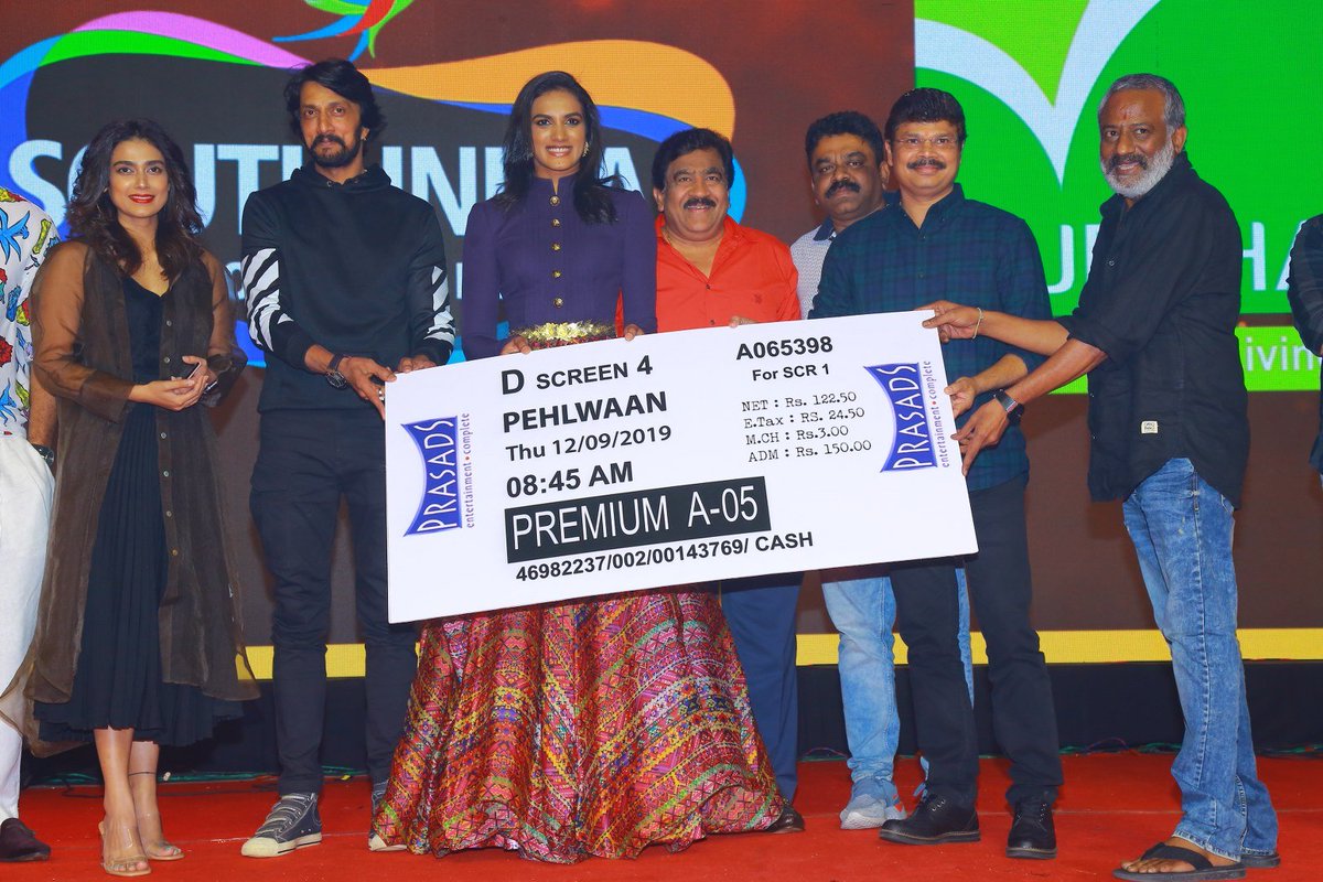 baraju_SuperHit's tweet photo. Pics from the Pre release event of @KicchaSudeep's #Pehlwaan

@aakanksha_s30 @Kabirduhansingh @krisshdop @SunielVShetty @ArjunjanyaAJ @LahariMusic @KRG_Studios @RRRmotion_pics @VaaraahiCC

#PehlwaanOnSep12th https://t.co/nEXqdEhN3A