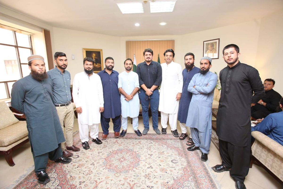 IsfIslamabad's tweet image. وزیراعظم کے معاون خصوصی عثمان ڈار  کے ساتھ آئی ایس ایف اسلام آباد کے وفد کا گروپ فوٹو۔۔۔۔۔۔۔
#KamyabJawan #KamyabJawanProgram #UD #ISF