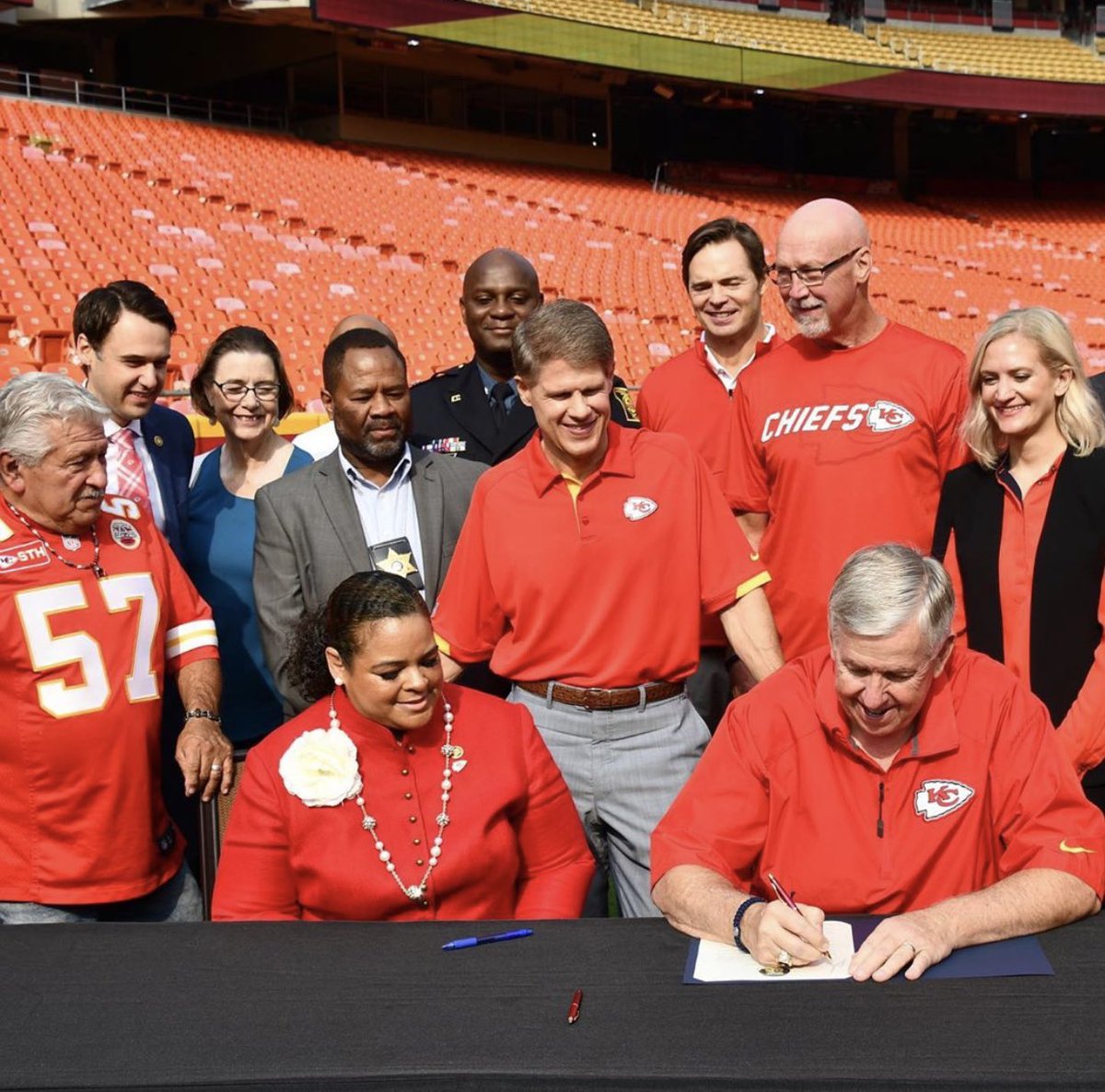 Bipartisan bill signing by @GovParsonMO with <a href="/LaurenArthurMO/">Lauren Arthur</a> <a href="/MikeCierpiot/">Mike Cierpiot</a> <a href="/KikiCurls/">Kiki Curls</a> #ChiefsKingdom