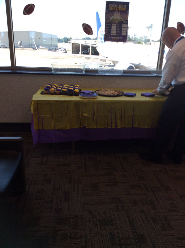 BTRairport's tweet photo. Food and drinks for Tiger fans 🐅 as they wait to board 🛫 #GeauxTigers #GoTigers #FlyBTR ✈️ https://t.co/r6Bj1do9yF