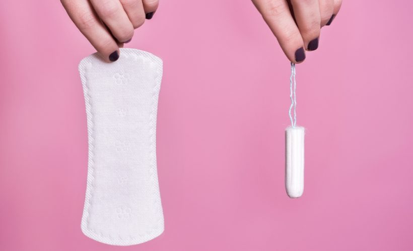 MDdinCafe's tweet photo. วันนี้มาเล่าเรื่องผ้าอนามัยแบบสอด(Tampon)ให้ฟัง

แทมพอนเป็นทางเลือกเพื่อให้สาวๆขยับตัวสะดวกมากขึ้น กลไกการทำงานก็คือเป็นแท่งสำลีไปดูดซับเลือดไว้ไม่ให้ไหลมาเลอะ

เดี๋ยวนี้ในไทยมีทั้งแบบธรรมดาและแบบที่มีตัวช่วยใส่ ใครถนัดแบบไหนก็ใส่แบบนั้น ��ต่อย่าใส่เกิน 4-8 ชั่วโมง เสี่ยงติดเชื้อ https://t.co/yWHWEEPJ6U
