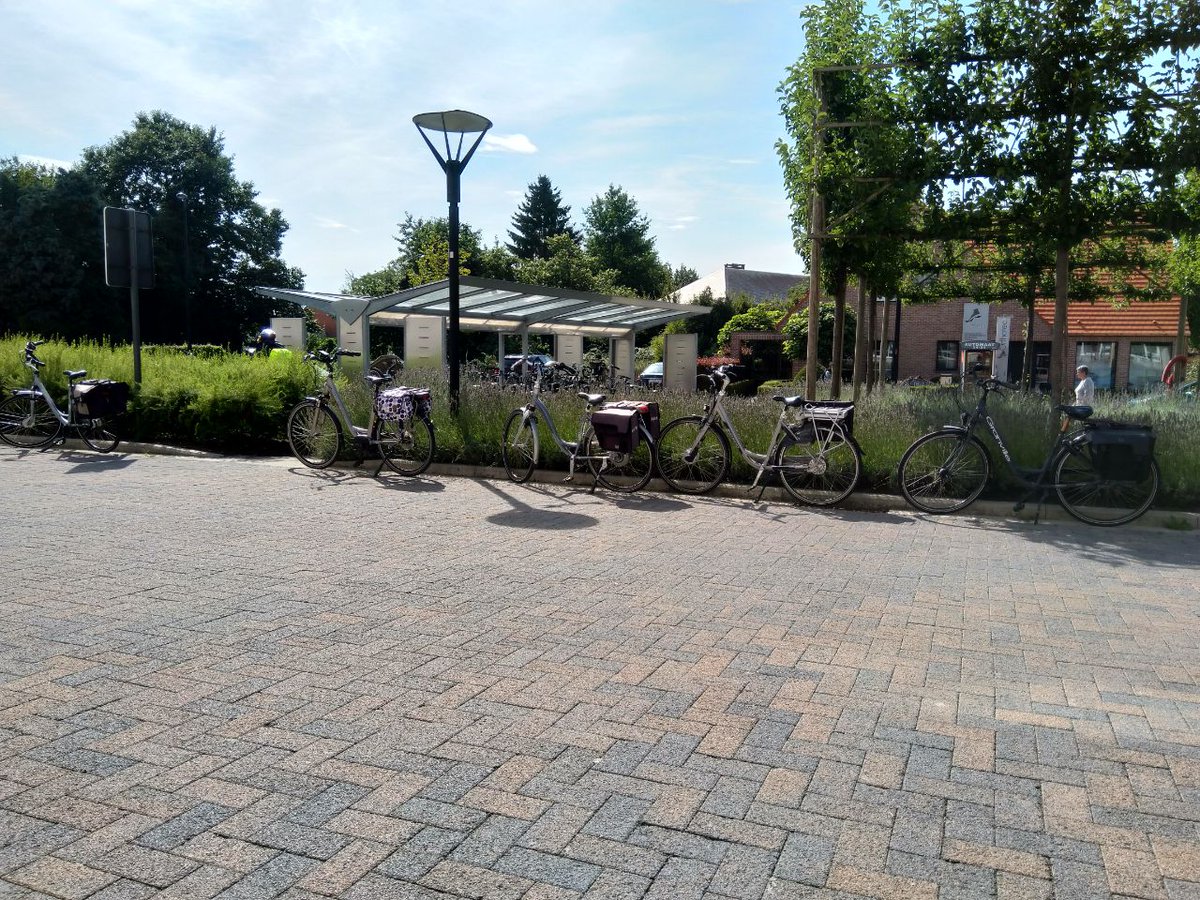 .@ZiekenhuisGeel alhoewel jullie website ziekenhuisgeel.be/op-bezoek doet alsof je enkel met de auto kan komen is de fietsenstalling duidelijk te klein.  Kunnen jullie eens bekijken of je de huidige capaciteit kan verdriedubbelen? Dat heeft evenveel plaats nodig als 4 autoparkings.
