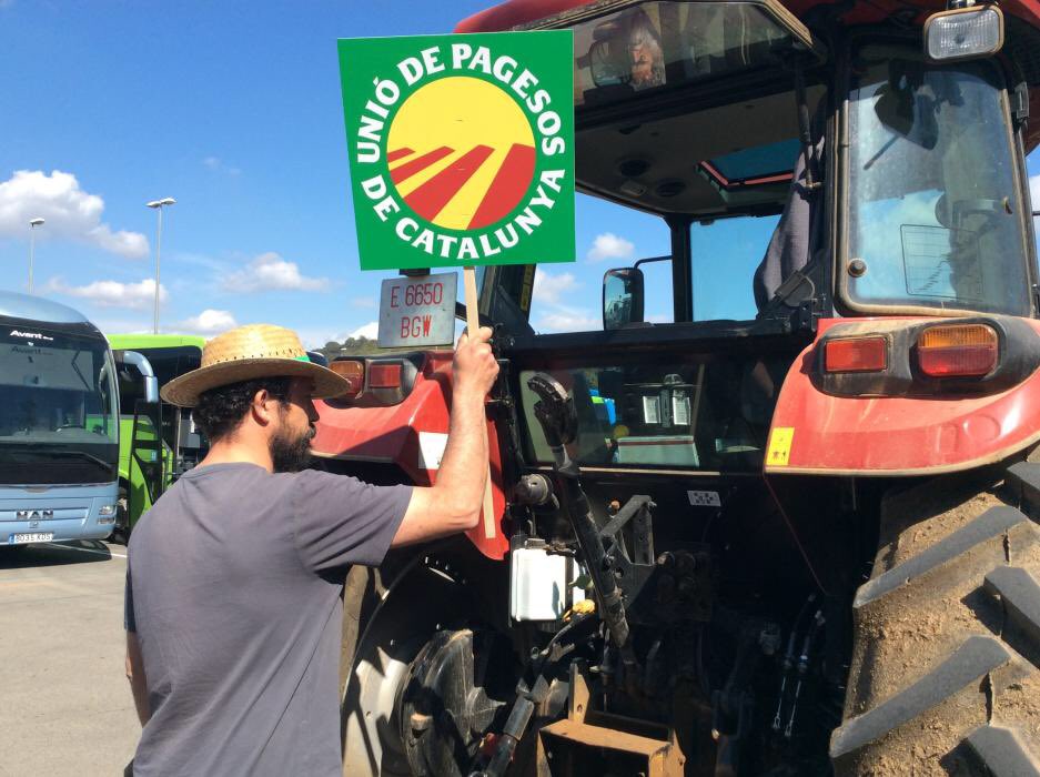 PinoDelas's tweet photo. Caldrà una nova #marxapagesa catalana. Preus justos, territori, proximitat, sobirania alimentària, justícia climàtica.
Ruralitat o barbàrie
Ni una pagesa menys.
Ni un pagès menys. https://t.co/OZ7LQcbHGF