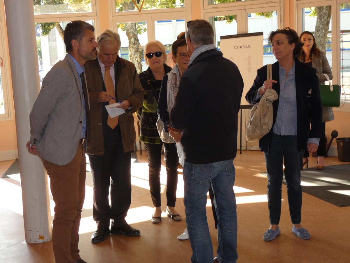 DSDEN_03's tweet photo. Visite de rentrée avec M. le Maire de MOULINS @PA_Perissol @Villedemoulins à l'école Jean Macé et l'école Jean Moulin à MOULINS + cérémonie de la libération avec les élèves Jean Macé https://t.co/wRynTLCrsv