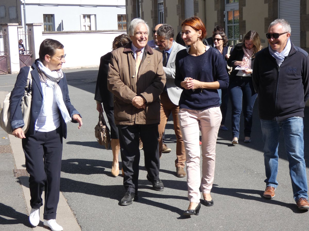 DSDEN_03's tweet photo. Visite de rentrée avec M. le Maire de MOULINS @PA_Perissol @Villedemoulins à l'école Jean Macé et l'école Jean Moulin à MOULINS + cérémonie de la libération avec les élèves Jean Macé https://t.co/wRynTLCrsv
