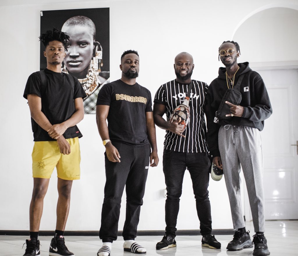 sarkodie's tweet photo. "Discussing tech over Jollof Rice" lol @iddris_sandu's words  last night 🇬🇭🇬🇭🇬🇭 ... Next level conversation at the crib. #BlackLove 📷:@fawaz_ig https://t.co/ciPlt8MhBB