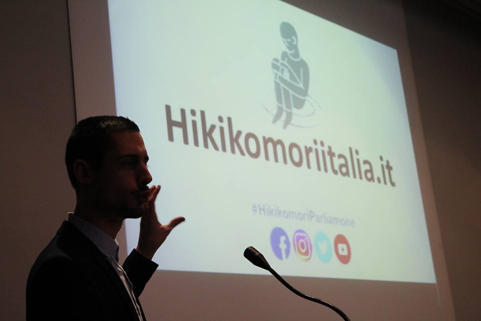 peoplexplanet's tweet photo. Migliaia di ragazzi volontariamente prigionieri in casa, in Italia sono circa 100 mila: #hikikomori, il fenomeno del secolo.
#salute #benessere
https://t.co/qGDrqPt4RH https://t.co/P2utjtEUin
