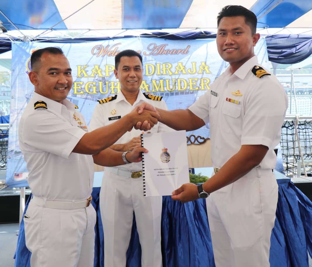 KDTEGUHSAMUDERA's tweet photo. Majlis Serah Terima Tugas Pegawai Laksana ke-3, Sambutan Hari Lahir Jul-Sep 19 dan meraikan warga  @KDTEGUHSAMUDERA yang bertukar keluar.

#TeguhBersatu 
#NavyPride 
#TheBestTrainingPlatform

@MPPL_TLDM
@imtkhalid
@M_Nasir3737 https://t.co/PhMYdrBYGQ