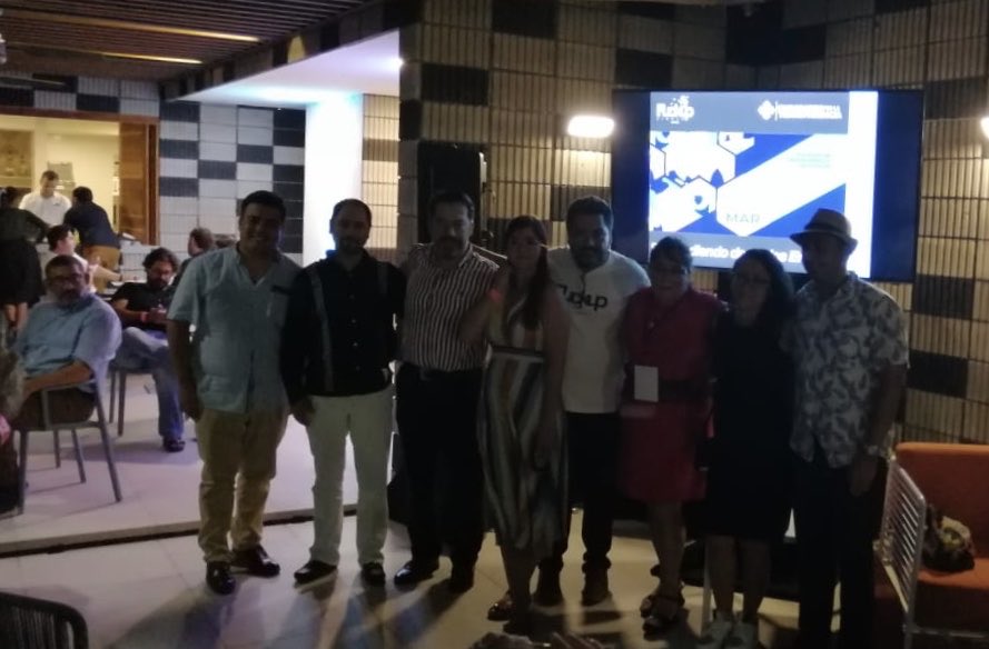 Isaak_Pacheco's tweet photo. En @ethoslabmx participamos en la @fuckupnights del evento #DeSurANorte #AbajoLaCorrupción #TransForMar2019 y compartimos cómo en medio de una situación de fracaso, si te mantienes positivo, continuas avanzando y te acercas a gente distinta a ti, puedes sacar un nuevo proyecto ✅ https://t.co/uFOKTesVX5