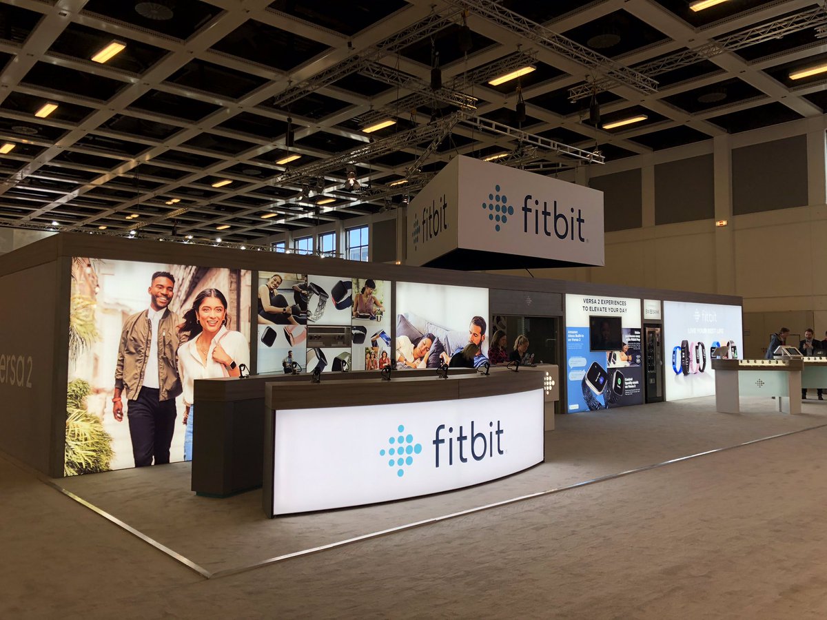 Felix_Rud's tweet photo. Mit @schroet83 heute auf dem @IFA_Berlin Stand von @Fitbit_DE für die @LBBW zur Demonstration von Fitbit Pay. https://t.co/fsMrv3pZGk