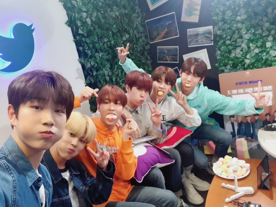 Woollim_rookie's tweet photo. [Woollim Rookie_All] 블루룸이 끝난 게 너무 아쉬워서 준비한 깜짝 선물 💖 마시멜로우와 함께한 3종 셀카 ❣ 앞으로도 많은 사랑과 관심 부탁드립니다 💗 한 번 더 사랑해요💓

#woollim #울림
#협 #윤성 #창욱 #동윤 #민서 #성준 https://t.co/aXoujFlKOd