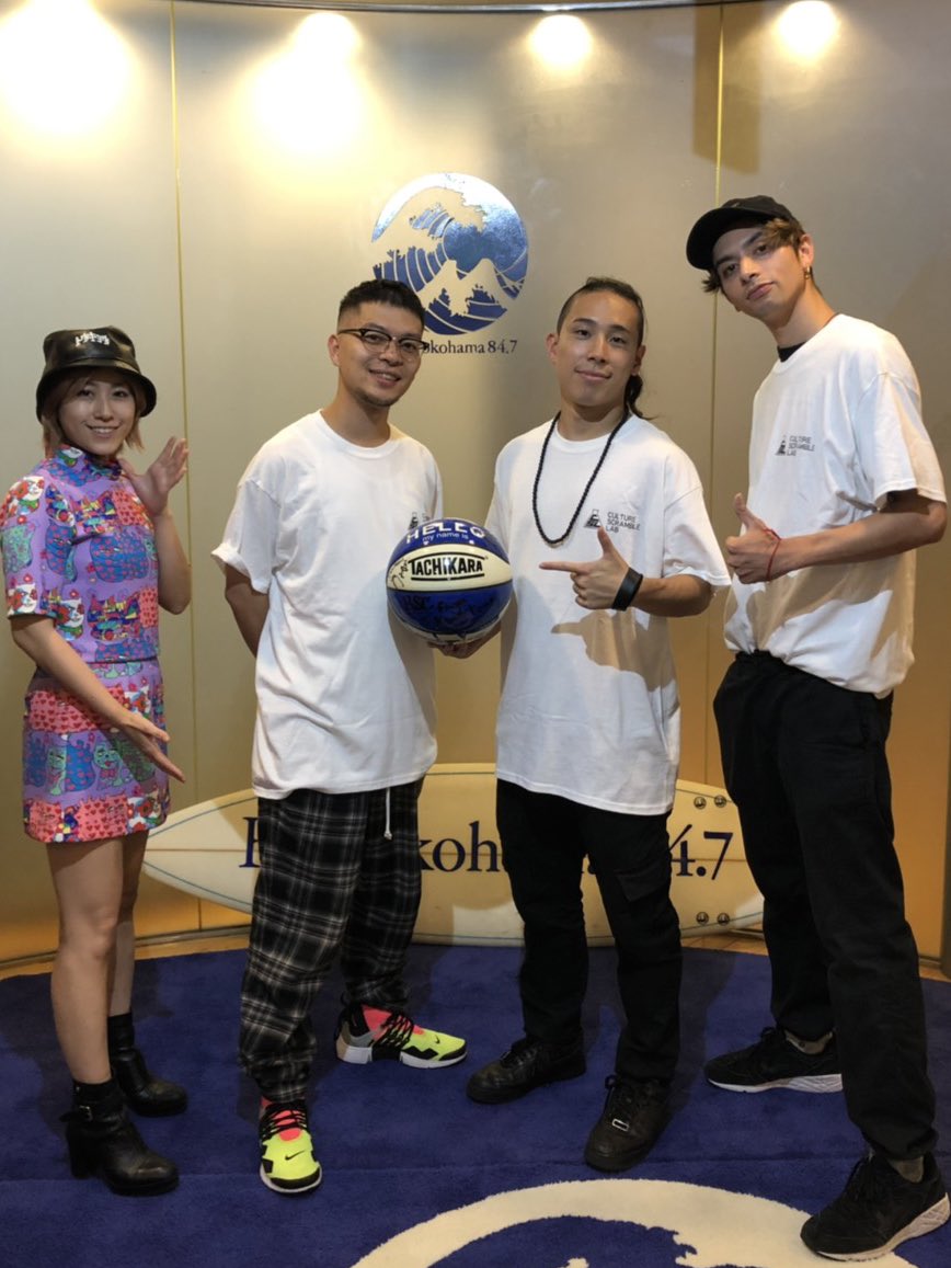 zb_fmyokohama's tweet photo. 〈Special interview〉
今夜はスタジオに #Chusei さん(@chuseihbb )と #mic さん(@TakayaMitsunaga )をお迎えいたしました🏀🎤

明日行われるイベントのお話や、ZiNEZ vs micさんのボール回し対決など！
さらには最後まで聴いていただいたら特典があるかも・・・✨

#847ZB #fmyokohama https://t.co/Tg50Jwfcam