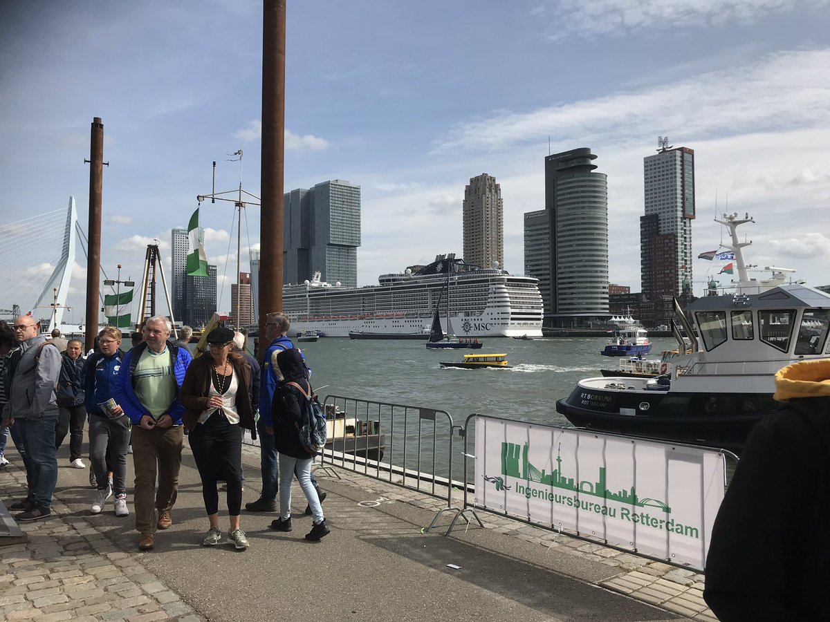 FonsMaasTW's tweet photo. Aan 't genieten van belangstelling voor stand van @iburo010 &amp; @SlimBeheer010 op #Wereldhavendagen! We staan er tm zo 8 sept (#Westerkade) en de ☕️ staat klaar! #Ingenieursbureau #Stadsontwikkeling #Stadsbeheer @Wereldhavendgn #Rotterdam #RotterdamMakeItHappen #WHD2019 #WHD https://t.co/KUydUDEI7r