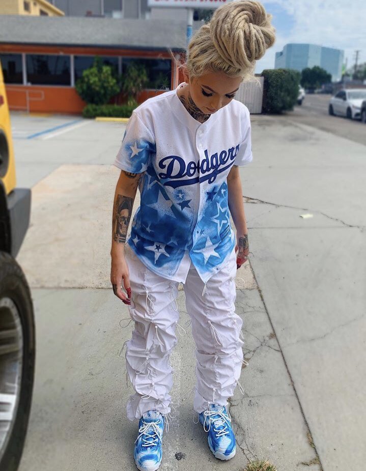Zhaviansupdate's tweet photo. @ZhaviaWard styling her own clothes for the game she sang at. #buetiful https://t.co/PAyQBF48tl