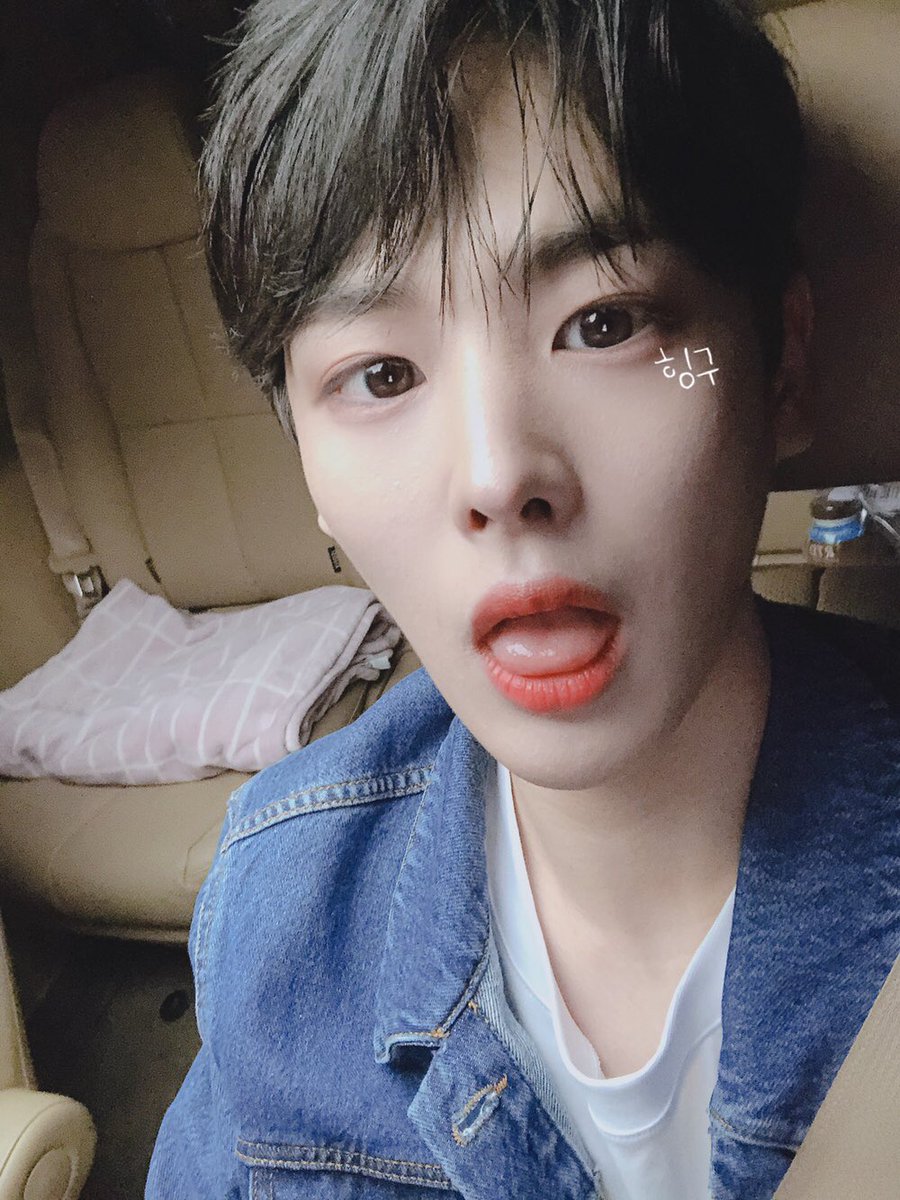 NewWorld_VICTON's tweet photo. [#병찬] 안뇽 앨리스!! 모두 태풍 온다는데 비조심하고 바람조심하고!!!ㅠㅠ 다치지말구 🐥🐶💕 나갈땐 완전무장!! https://t.co/r2Cw499ebR