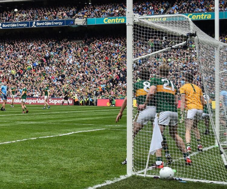 🏐 Kerry weren't the first team to think of using a lineout tactic to foil a free-taker...the 1994 <a href="/LeitrimGAA/">Leitrim GAA</a>
County Final was decided by it in a tale of three Martins! 
📽️ evidence provided by <a href="/AughawillanGAA/">Aughawillan GAA</a>

bit.ly/32vjJMz