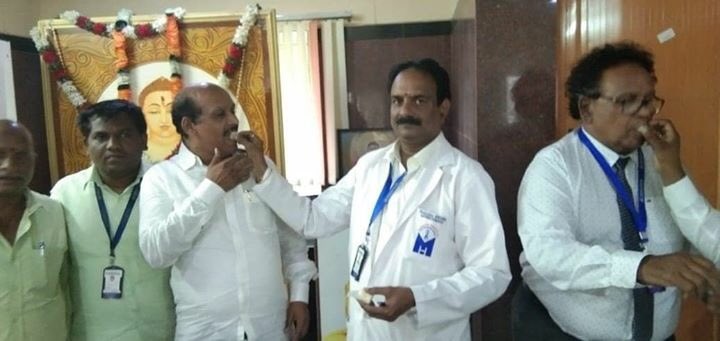 TVibhagam's tweet photo. మహావీర్ హాస్పిటల్ వేతన ఒప్పందం పూర్తయిన సందర్భంగా అగ్రిమెంట్ పత్రాలు. స్వీట్లు పంచుకుంటున్న TRSKV రాష్ట్ర అధ్యక్షులు శ్రీ జి రాంబాబు గారు, యూనియన్ నాయకులు మరియు సూపరింటెండెంట్, Rmo, HR... తదితరులు https://t.co/nlG1K3X0iN