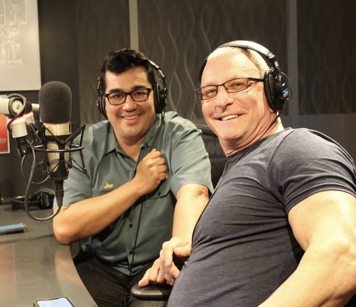 PHLburgerbrawl's tweet image. Just hanging out talking about Philly Burger Brawl presented by @JimBeam  You need a ticket to taste what this Master is bringing to Brawl! @chefjosegarces @RobertIrvine @933WMMR #phillyburgerbrawl Photo Credit @InBetweenRivers