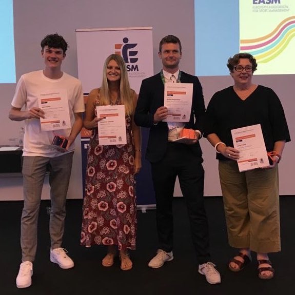 Steffan Reigersberg wint met zijn internationale team de game van het studentprogramma bij #easm2019 in Sevilla. Net de propedeuse Sportkunde afgerond en nu al een mooie internationale prijs. Topprestatie!