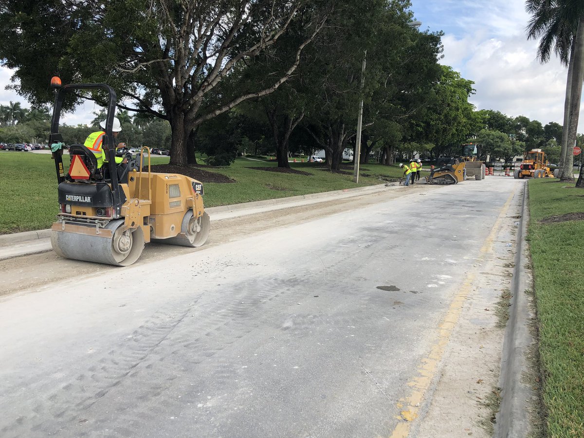 Lanzo_Corp's tweet photo. Getting ready for asphalt @cityofsunrise #HappeningNow #infrastructure #newwaterlines #finishingtheweekstrong #doingwhatittakes π§π·πΌββοΈπͺπΌ https://t.co/jMadZjWuvi