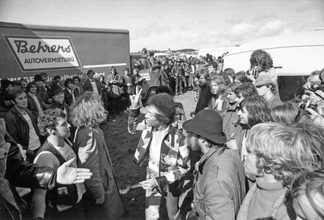 crockpics's tweet photo. Jimi Hendrix arrives at the Isle Of Fehmarn in Germany to make his final live appearance. He passed away 12 days later, photo by Michael Ochs,  September 6, 1970. https://t.co/YmsW4ehs12