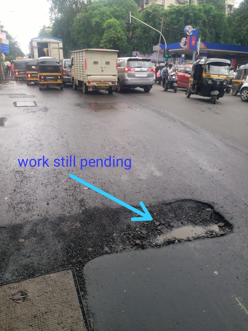 and_citizens's tweet photo. @mybmcwardKW @mybmcRoads @mybmc @ShroffHina @RoadsOfMumbai @MORTHRoadSafety @PotholeWarriors @MumbaiPothole @FoundationHands Still pending this work. it a deadly killer for bikers. https://t.co/uSnAuMxPbp