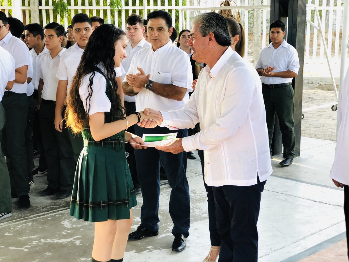 CobachBCS's tweet photo. En el marco de la primera asamblea correspondiente al ciclo escolar 2019-2020, se presentó el director general Ángel René Holmos Montaño ante la comunidad escolar del Cobach Plantel #11 La Paz integrada por alumnos, padres de familia, personal docente, administrativo y directivo. https://t.co/hMrZGdEMbz