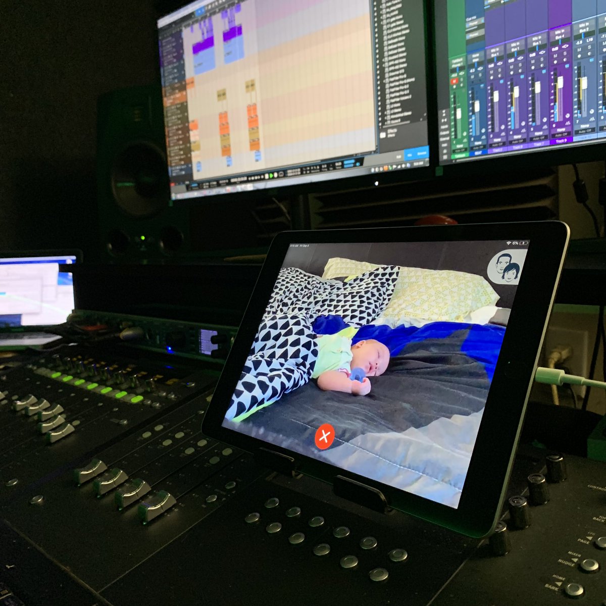 MannBarton's tweet photo. Baby Monitor Teddy got my back! 🎯💯 👏🏼 #MixInPeace 🎶🎧😎 #DaddysLittleGirl 👶🏽😘 #StudioFlow #UnkTheEngineer🎶📲 #MusicProducer #BabyMonitor #BabyMonitorTeddy #App #Apirox #recordingstudio #mixingengineer #studioone #avid #faderfriday #fatherhood #parenting #MrMom 💪🏽😀#adams 🔊 https://t.co/ldX66lOAOO