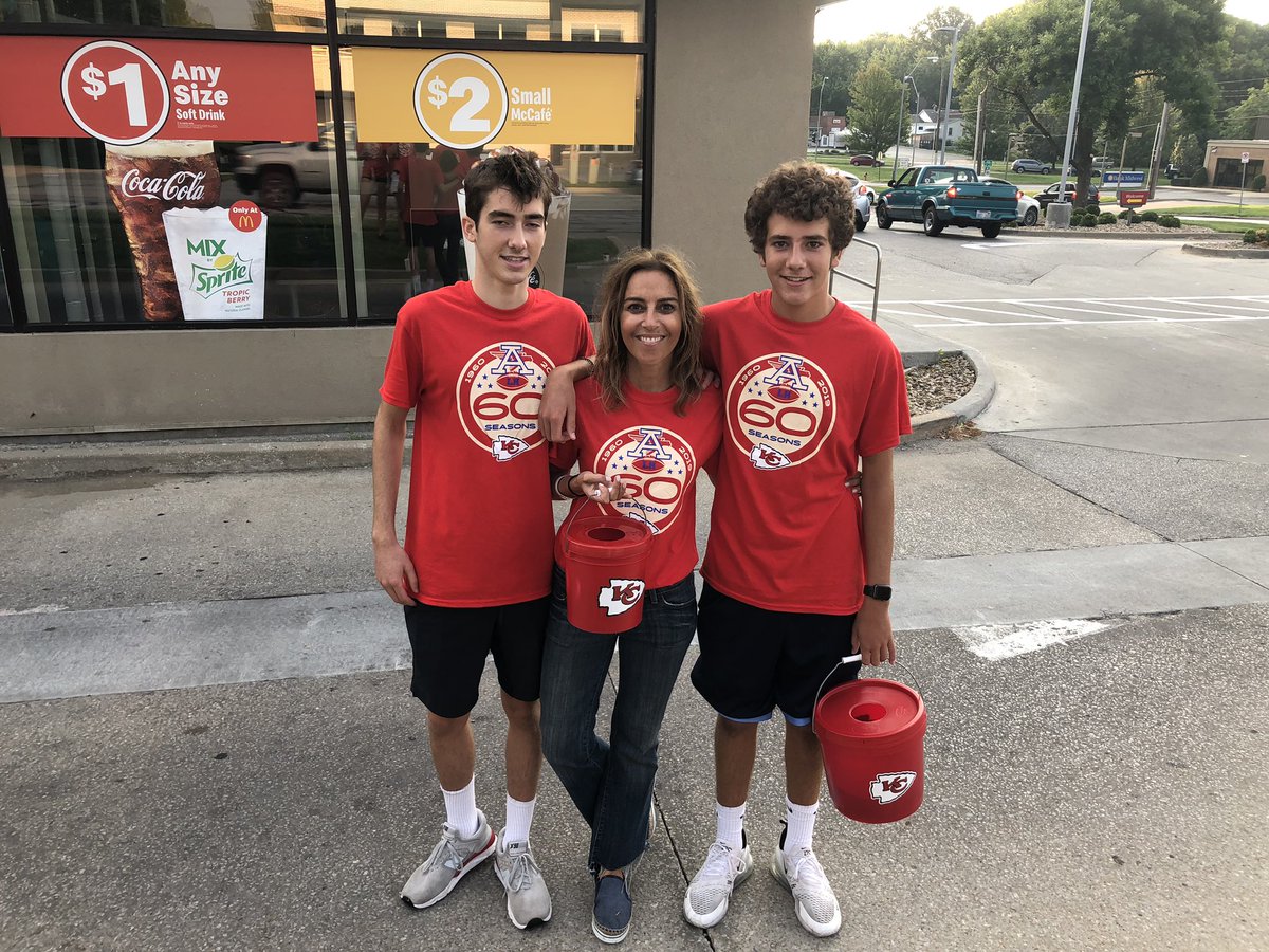 rmh_kc's tweet photo. Volunteers, you rocked it this morning! We couldn’t be more thankful to each of you on this incredible #RedFriday morning! #chiefskingdom #keepingfamiliesclose https://t.co/2MY3RFwya1