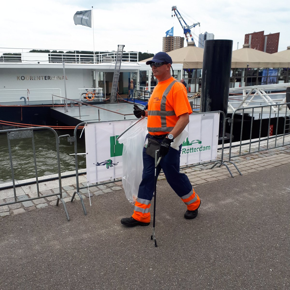 SlimBeheer010's tweet photo. Samen met collega's @iburo010 aanwezig op de stand (306) tijdens #Wereldhavendagen met een prijsvraag! En we houden het schoon :-) https://t.co/2f6gK49PWo