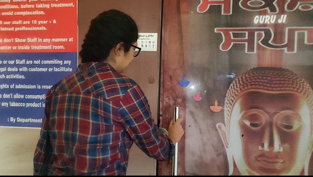 SwatiJaiHind's tweet image. स्पा के ख़िलाफ़ ख़ूब काल 181 पे आयें हैं। हम जहाँ जा रहे हैं, लाइन से स्पा बंद हो रहे हैं।

पंजाबी बाघ के ‘पर्फ़ेक्ट’ स्पा पहुँचे। लाइसेन्स तक न था। बहुत से स्पा डर के दुकान बंद कर भाग गये।

पुलिस MCD अगर अपना काम करें, तो दिल्ली के सब स्पा बंद हो जाएँ! कब तक हाथ धरे बैठेंगे?