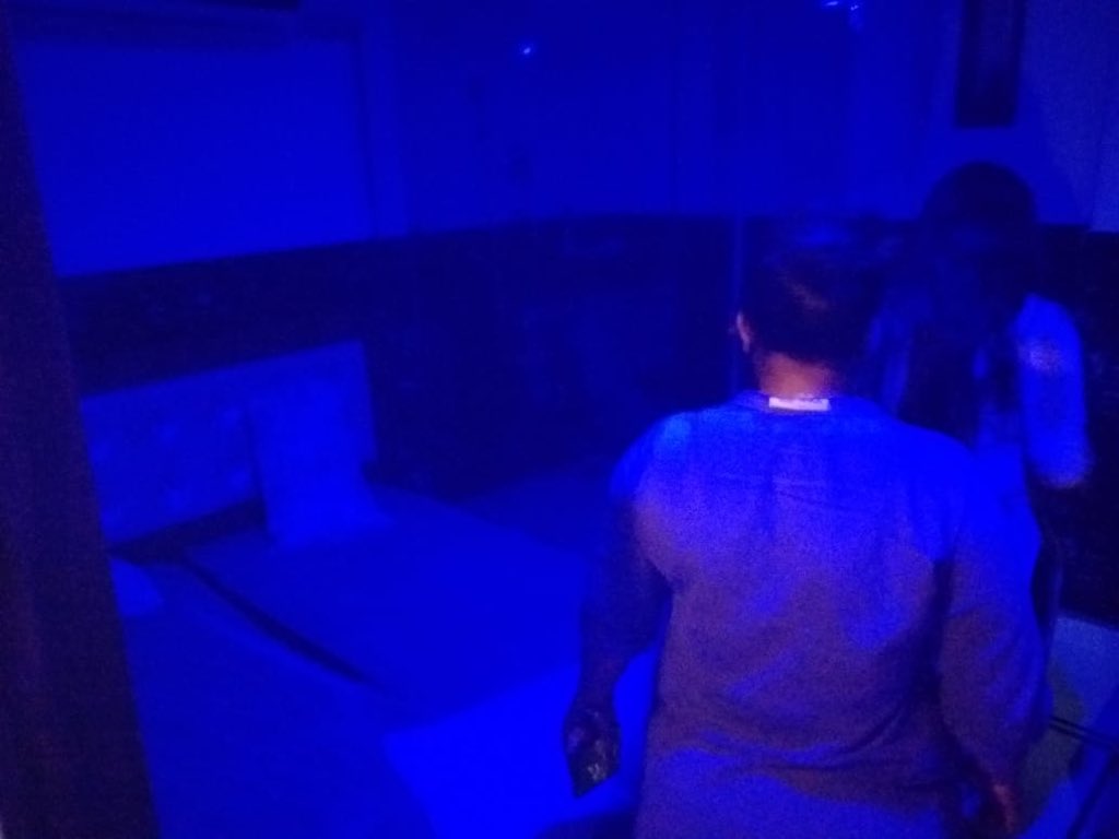 SwatiJaiHind's tweet image. स्पा के ख़िलाफ़ ख़ूब काल 181 पे आयें हैं। हम जहाँ जा रहे हैं, लाइन से स्पा बंद हो रहे हैं।

पंजाबी बाघ के ‘पर्फ़ेक्ट’ स्पा पहुँचे। लाइसेन्स तक न था। बहुत से स्पा डर के दुकान बंद कर भाग गये।

पुलिस MCD अगर अपना काम करें, तो दिल्ली के सब स्पा बंद हो जाएँ! कब तक हाथ धरे बैठेंगे?