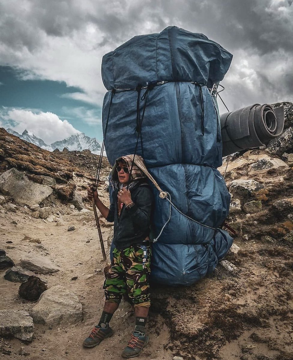Benasque_'s tweet photo. 🏔Oído en los Pirineos🏔

- JODER, como me pesa la mochila.
+ Pero ¿qué llevas dentro?
- Pues un botellín de agua y el chubasquero. 

Mientras tanto en Nepal... 👇👇 https://t.co/Nx323VMMBj