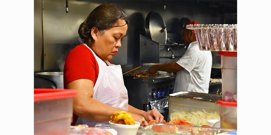 Hwy55UnitedWay's tweet photo. Love going out to eat? More than 3.5 million food prep workers make that possible for you. Know how much they make? Usually only minimum wage, not enough to get by. #MeetALICE on Sept. 20 at 9 a.m. Central https://t.co/8vG4O31pVq https://t.co/8OxeWYdHtW