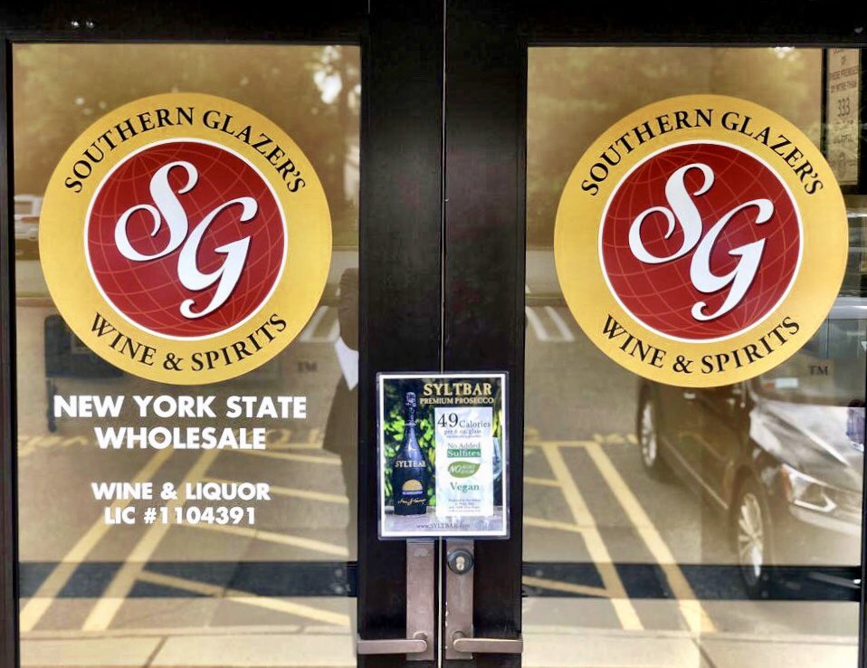 Syltbar's tweet photo. Mr and Mrs at General Sales Meeting ( GSM ) at @SGWineSpirits New York. Lauber Imports is the fine wine division of Southern Glazerโs and SYLTBARโs Distributor in NY for 2 years! ๐ฅ๐พ๐
#syltbar #syltbarprosecco #premiumprosecco #syltbarrose #prosecco #sgwinespirits https://t.co/0k2lCFq4RB