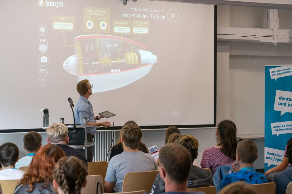 The "You make it!"-program of the Deutsche Kinder- und Jugendstiftung <a href="/dkjs_bildung/">DKJSBildungsstiftung</a> started with a two-day impulse camp. <a href="/3DQRofficial/">3DQR</a> was one of the industrial cooperation partners. Students got to try the 3DQR app with our unique QR-code
.
.
#AugmentedReality #arvrinedu