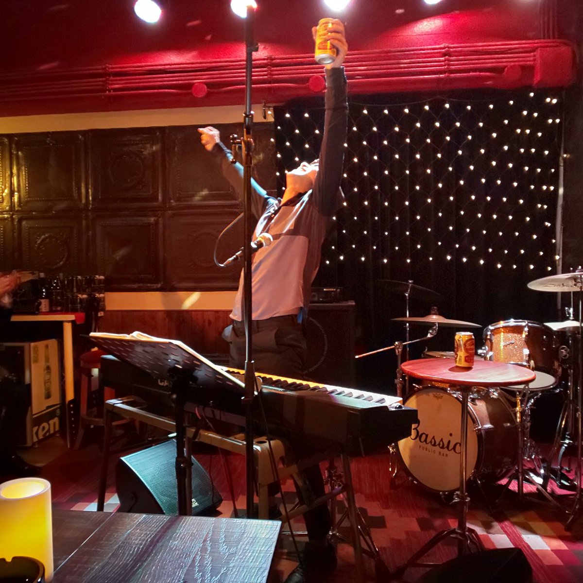 vanilla72438's tweet photo. 今宵はこちらへ🎵 リクオ「グラデーション・ワールド」発売記念ライブ 福岡Bassic🎵
お盆に出来たばかりの新曲からの流れが ほんとにぎゅっとくる流れだったなぁ😭
Bassicホーム宣言もあって また次のライブが楽しみです🎵
新曲どんどん出来てるのでは😆
🎶
#リクオ #GradationWorld #bassic https://t.co/RTG3LqYeLg