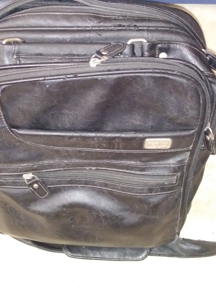 Bitte um RT. Am 4.9. gegen 22 Uhr wurde mein Kumpel Martin in der Urbanstrasse,Kreuzberg überfallen. Neben Geld wurde ihm diese Tasche geraubt. Martin sitzt im Rollstuhl und ist sprachbehindert, kann sich daher kaum wehren. Da dort für den Täter unwichtige, für Martin aber