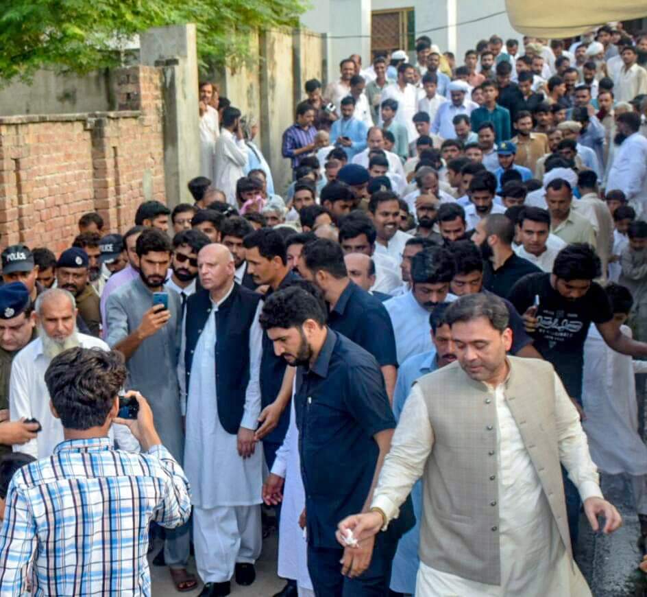 ikupdates's tweet photo. گورنر پنجاب چوہدری محمد سرور کی پولیس مبینہ تشدد سے ہلاک ہونے والے صلاح الدین کے والد افضال احمد اور خاندان کے دیگر افراد سے ان کے آبائی گاؤں واہنڈو میں ملاقات،۔
@TeamSarwar 
@FarhanKVirk 
@ChMSarwar https://t.co/3OvMWwxQ8R